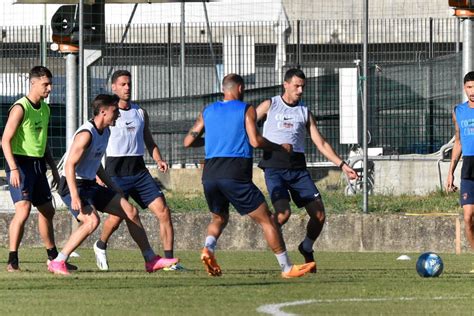 Cosenza Allenamento Del Pomeriggio A Porte Aperte Per I Lupi Tifo