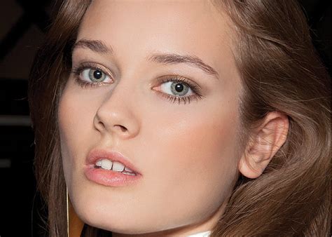 Vito Mariella Ensina A Fazer O Make Nude Harper S Bazaar Moda Beleza E Estilo De Vida Em Um