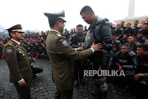 Anies Ingin Tonjolkan Sisi Lain Satpol Pp Dki Republika Online