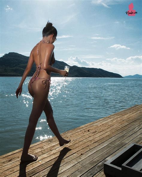 Diện bikini siêu mỏng Nữ hoàng nội y Ngọc Trinh vô tư tạo dáng bên bờ biển NUDE