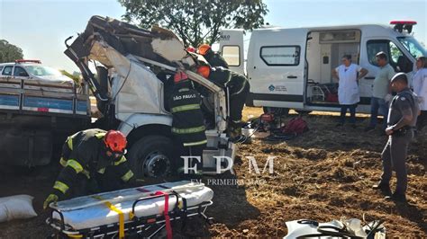 Caminhoneiro fica ferido após caminhão capotar em rodovia da região