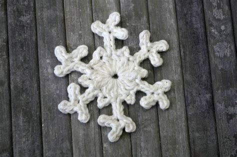 The easiest crochet snowflake pattern - 10 minute snowflake - Yarnandy