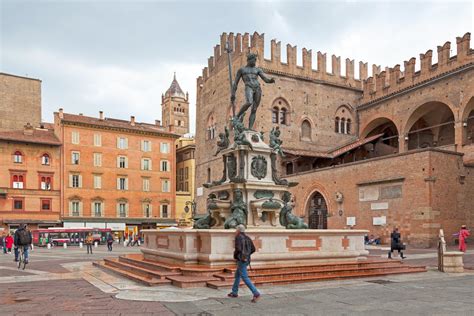 Progettavano Di Imbrattare La Fontana Del Nettuno A Bologna Bloccato