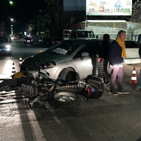 Palermo Scontro Tra Auto E Moto In Via Messina Marine Un Enne