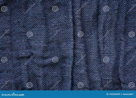 Textura De Tecido Azul Escuro Enrugado Dobras Verticais Imagem De