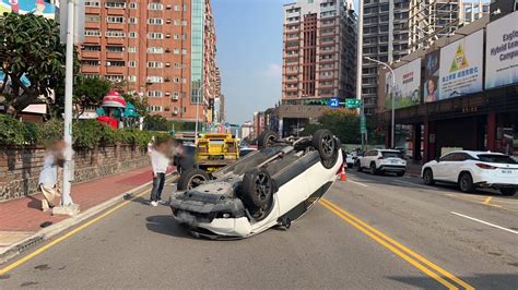 影累了嗎？桃園男駕車恍神自撞燈桿 「烏龜翻」躺路中嚇壞路人 中天新聞網