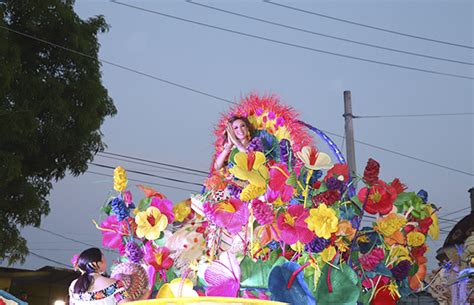 Reviven Embajadoras Con Su Belleza Tradicional Desfile De Carros