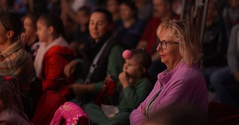 Cyrk Arena Widowisko bez zwierząt Ponownie w trasie z niezwykłymi po