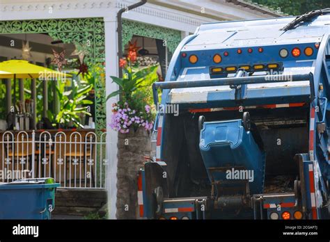 Dump Truck Municipal Waste Street Immagini E Fotografie Stock Ad Alta