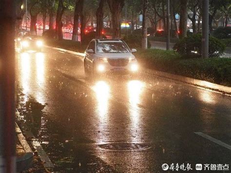 天空乌云滚滚！济南突降大雨，白昼如夜 狂风 行人 车辆