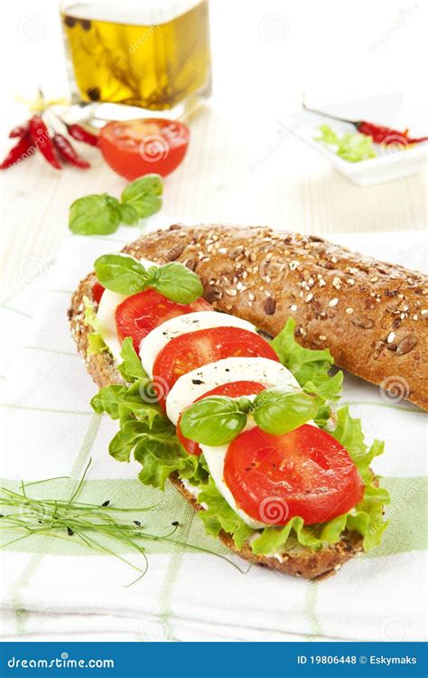 Baguette Do Tomate Do Mozzarella Foto De Stock Imagem De Trigo