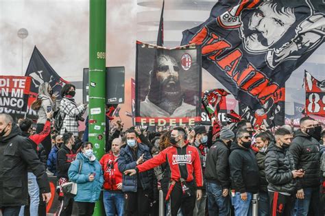 Niente Distanziamento E Poche Mascherine I Tifosi Di Milan E Inter Si