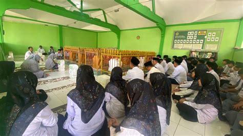 Ribuan Siswa Man Gresik Ziarah Ke Maqbaroh Muasis Pondok Pesantren