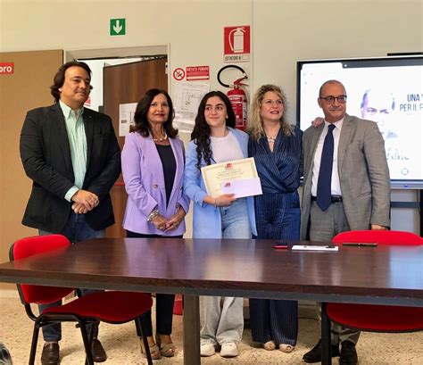 La Fondazione Girolamo Tripodi Premia Una Studentessa Del Ic Radice