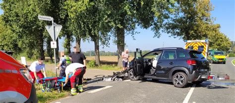 Vorfahrt Missachtet Zwei Schwerverletze Nach Verkehrsunfall Hamminkeln