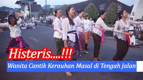 Histeris WANITA CANTIK KERAUHAN DI TENGAH JALAN Mendak Ida Bhatara