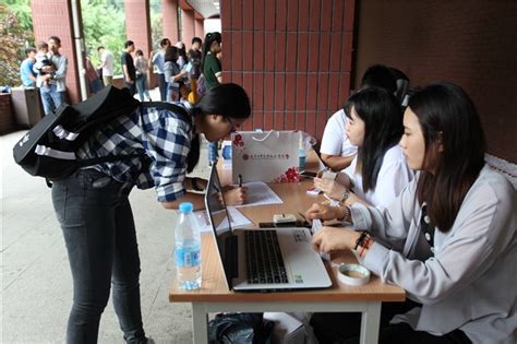 北京工业大学耿丹学院 北京工业大学耿丹学院2018级千余名新生雨中报到