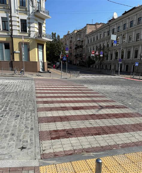 Біля метро Театральна облаштували наземний перехід, що повністю дублює ...