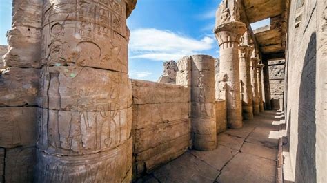 As ruínas de um templo colunas no território do complexo de edfu