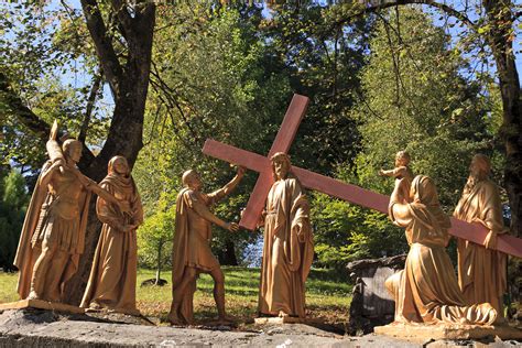 Le Chemin De Croix Sanctuaire Notre Dame De Lourdes