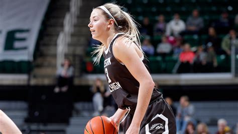 Womens Basketball Hannah Spitzley Maddie Watters Aiding Wmu