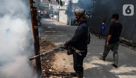 FOTO Fogging Cegah Demam Berdarah Di Perumahan Jakbar Foto Liputan6