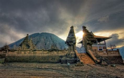 Pura Luhur Poten Beauty Spiritual Di Kaki Gunung Bromo