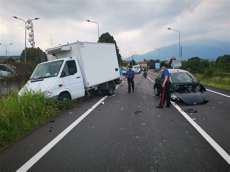 Minicar Contro Furgone Sulla Provinciale Tra Castellamonte E Ozegna