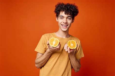 Cara Encaracolado Em Uma Camiseta Amarela Laranjas Em Suas M Os Fundo