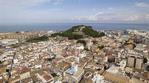 Vista A Rea De D Nia Y Su Castillo D Nia