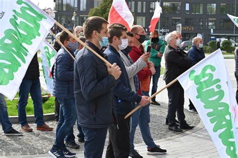 Rolnicy ostro protestowali przed Urzędem Wojewódzkim w Kielcach