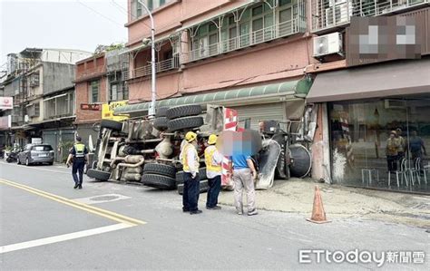 預拌水泥車過彎衝民宅「側翻躺門口」 3屋2車受損驚悚畫面曝 Ettoday社會新聞 Ettoday新聞雲