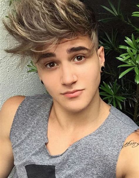 Liam Hamann um jovem gay ver sua vida vira de ponta a cabeça quando n romance Romance