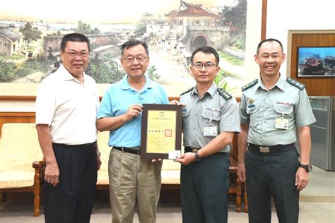 賴峰偉致贈後指部指揮官劉東奇榮譽縣民證 肯定展現軍民一家 澎湖時報 Penghutimes 澎湖忠實新聞網