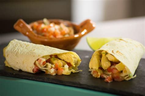 Burritos De Pollo Y Pico De Gallo Con Sal Y Azucar