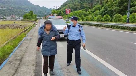 暖心！七旬老人公路独行不愿上警车，民警：“我陪你走！”阿婆所里张靖