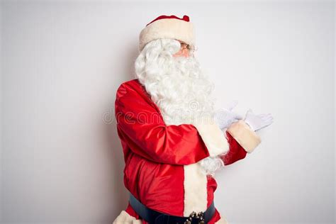 Edad Media Hombre Guapo Con Traje De Santa De Pie Sobre Fondo Blanco