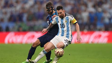 Messi 'plays differently' with Argentina, clai | beIN SPORTS