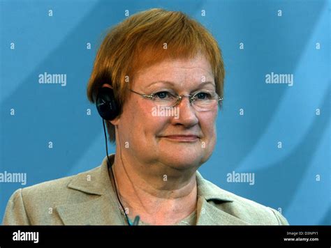 Finish President Tarja Halonen (L) pictured at a joint press conference ...