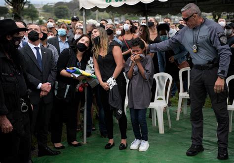 Emoção Marca Enterro De Policial Morto No Jacarezinho Veja Fotos Jornal De Brasília