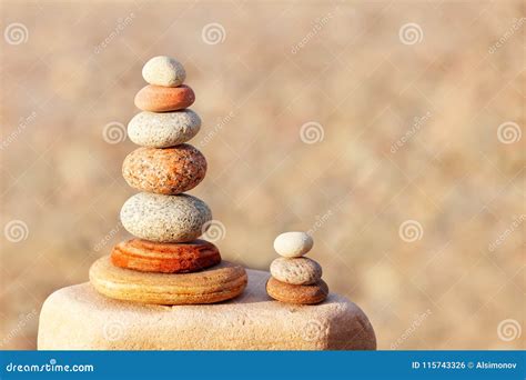 Balance A Pir Mide Do Zen Das Pedras Brancas Vermelhas E Amarelas