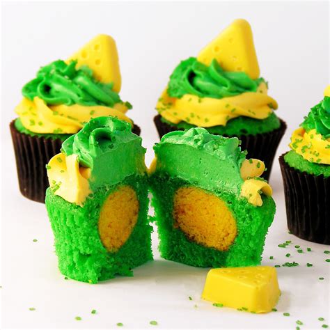 Green Bay Packer Cupcakes! A little splash of team color hidden in the middle. You can make ...