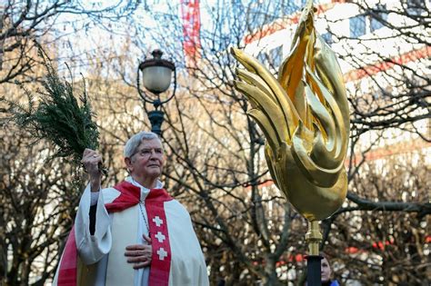 Notre Dame de Paris que contient le coq doré qui retrouve sa place au