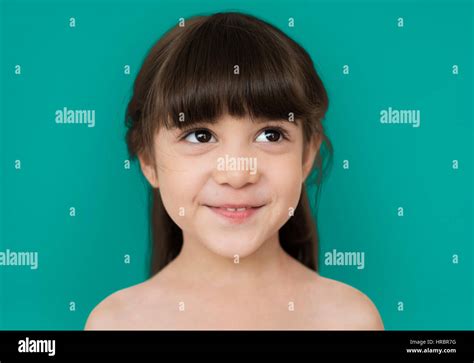 Niña sonriente Chested desnuda Fotografía de stock Alamy