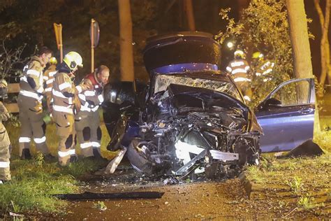 Automobilist Vliegt Uit De Bocht In Wageningen En Botst Tegen Boom