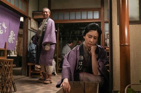 連続テレビ小説「ブギウギ」第21話。はな湯・休憩所にて。スズ子を心配するツヤ（水川あさみ）と梅吉（柳葉敏郎・左）（c）nhk ― スポニチ