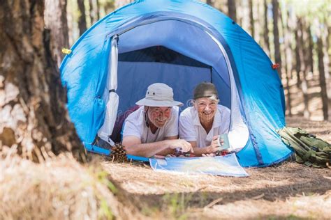 Un Par De Viajeros Mayores Activos Disfrutan Juntos Dentro De Una