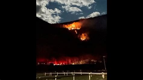 Un incendie de forêt fait rage sur le mont Saint Pierre