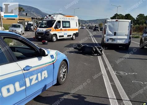 Incidente Tra Scooter E Furgone Sulla Pontina Grave Il Centauro