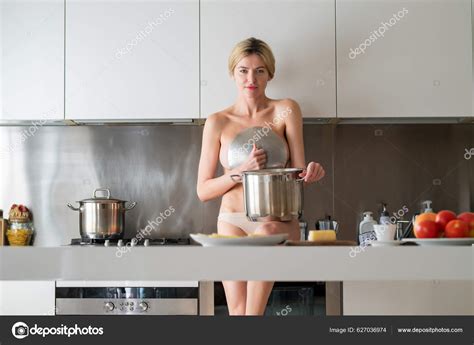 Femme Nue Sexy Dans Cuisine Matin Cuisiner Des Aliments Sains Photo